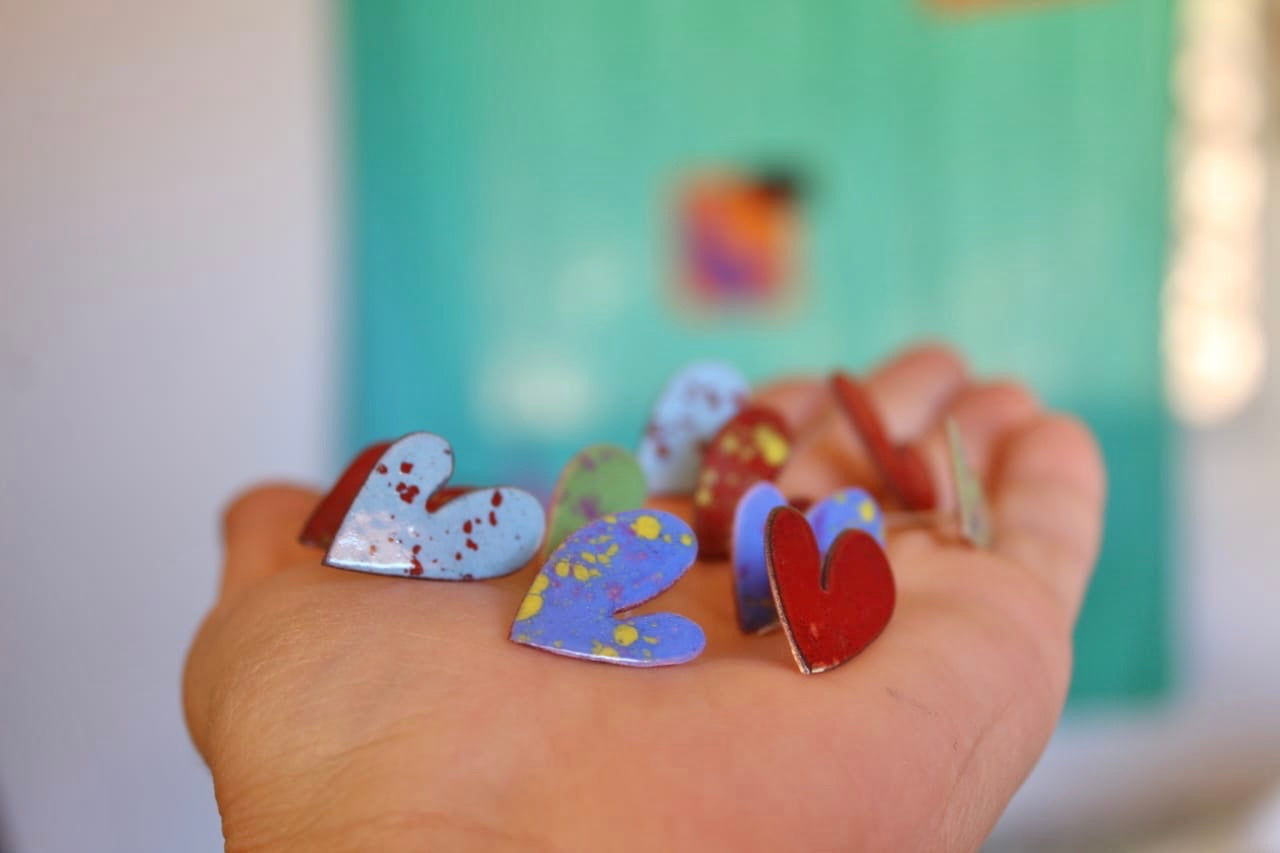 Aros corazón pegados a la oreja