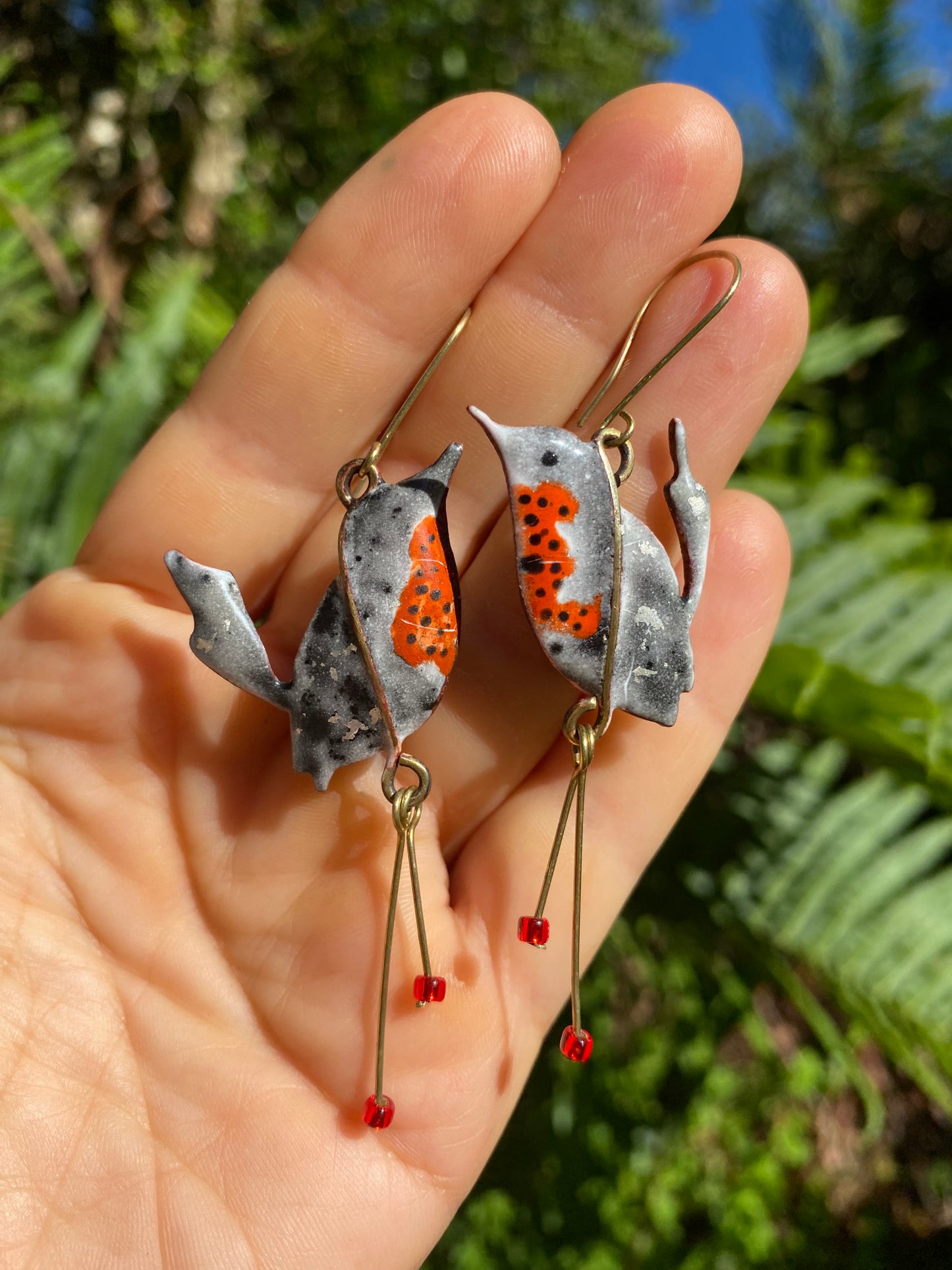 Aros Chucao de Cobre Esmaltado al Fuego y Plata – Aros de Ave Chilena Hechos a Mano – Joyería Artesanal Inspirada en la Naturaleza de Chile