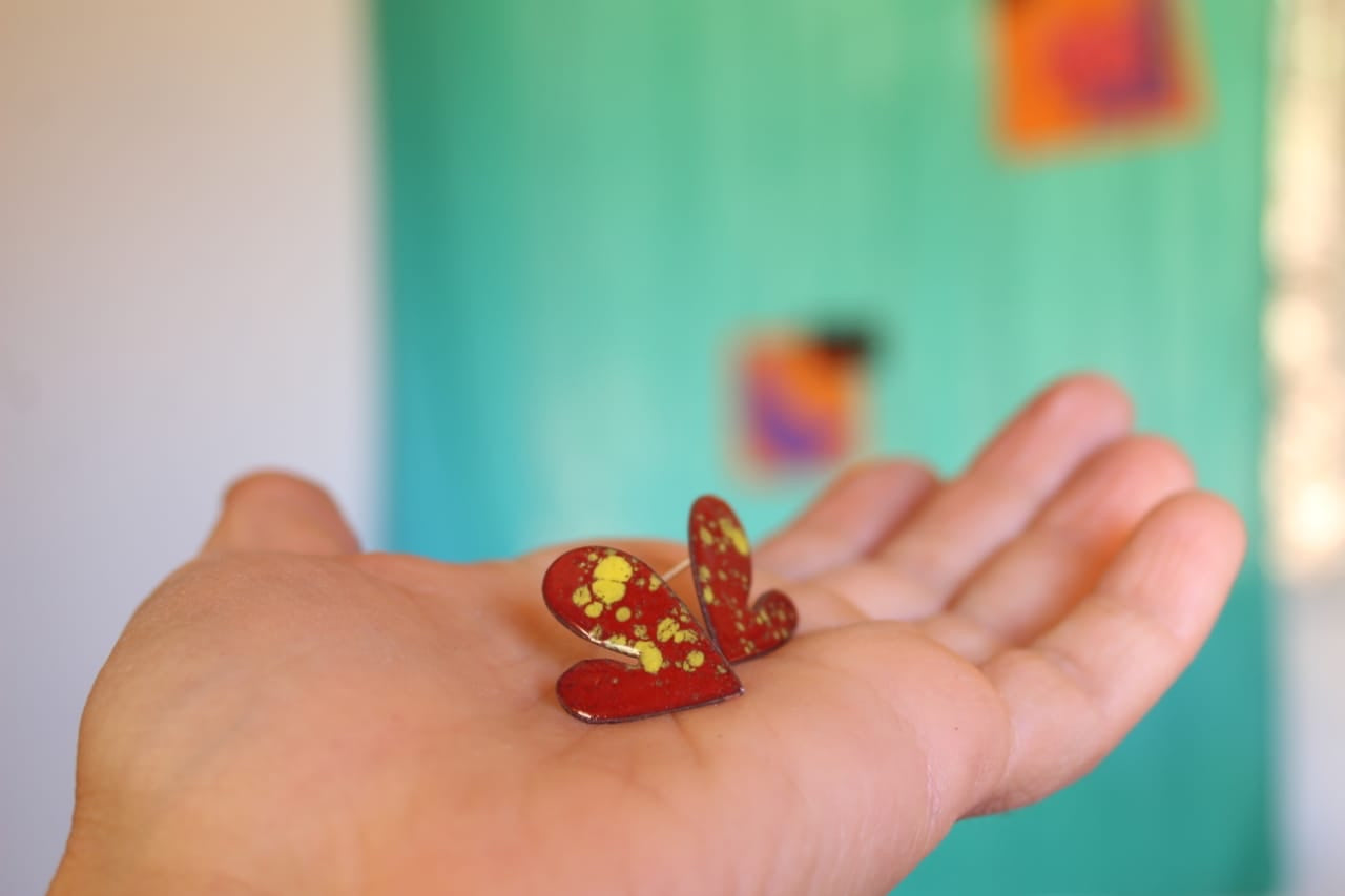 Aros corazón pegados a la oreja