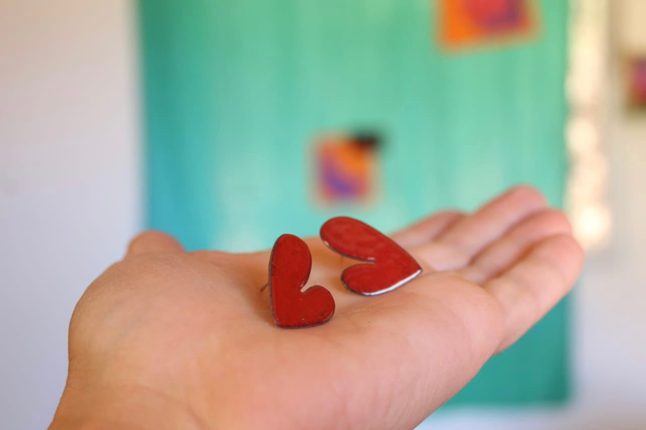 Aros corazón pegados a la oreja