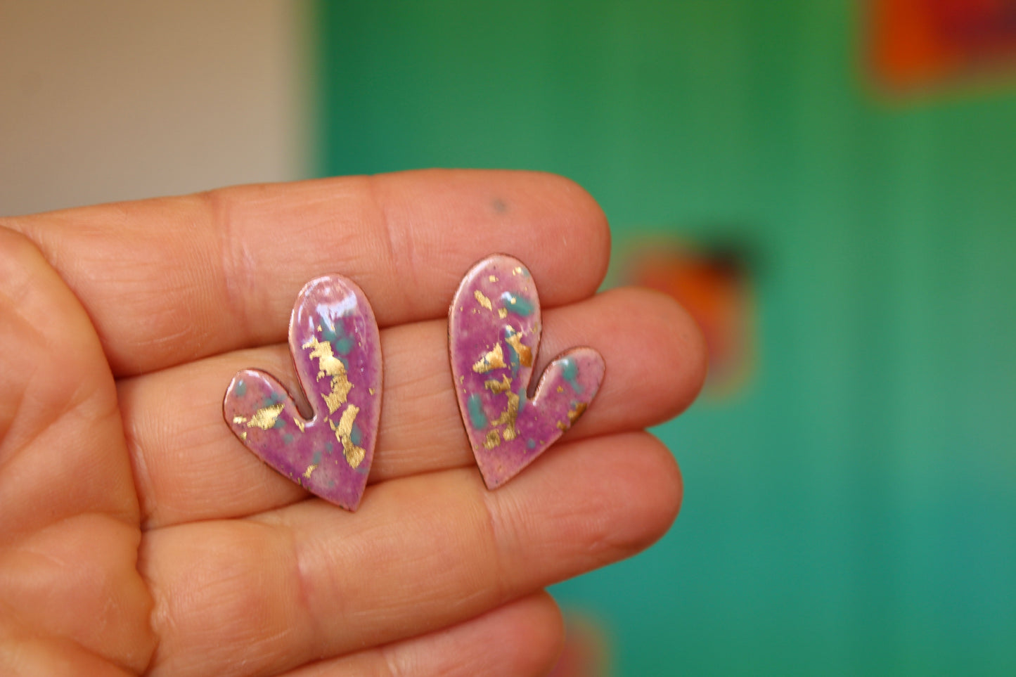 Aros corazón pegados a la oreja