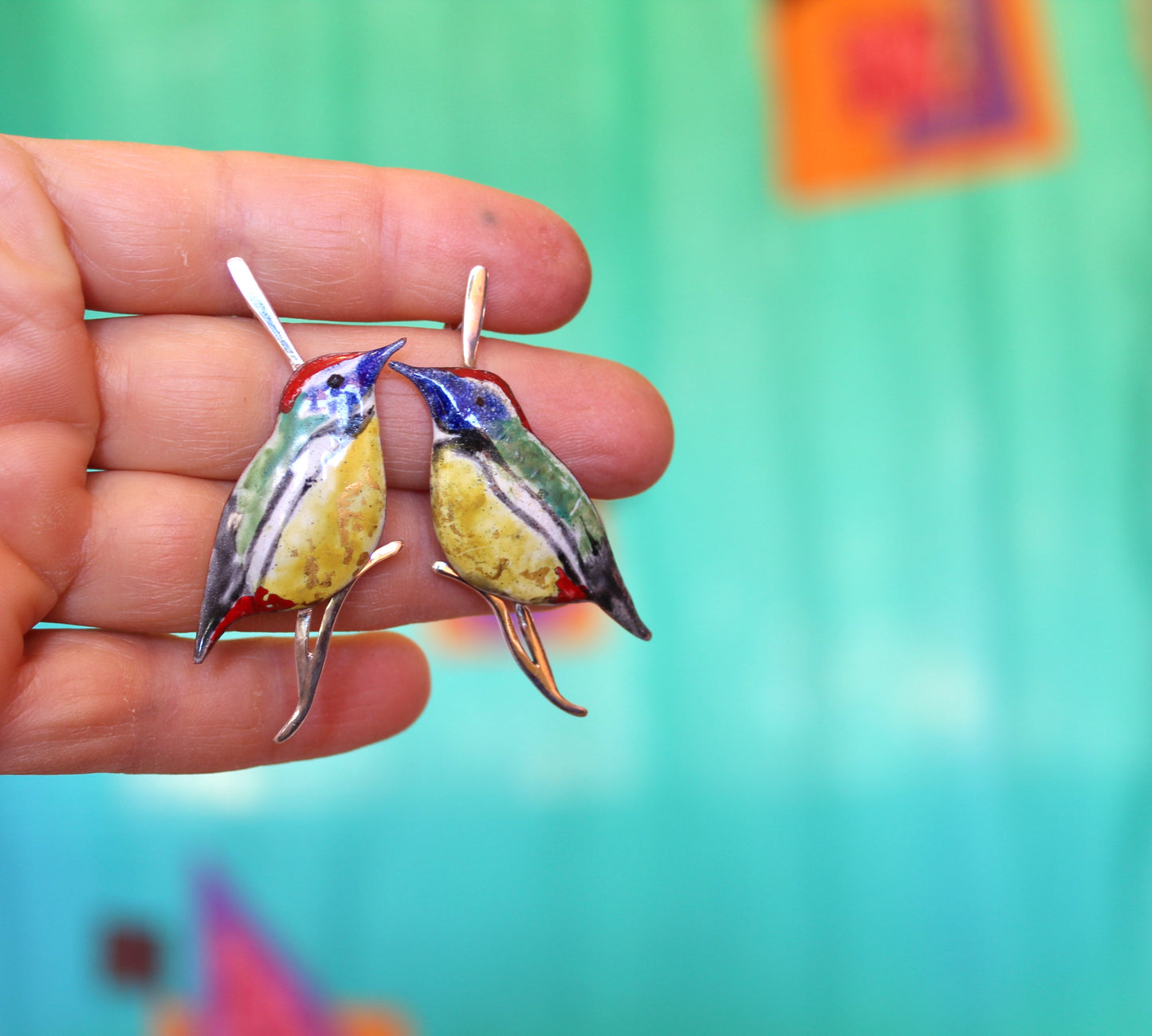 Aros siete colores sobre rama