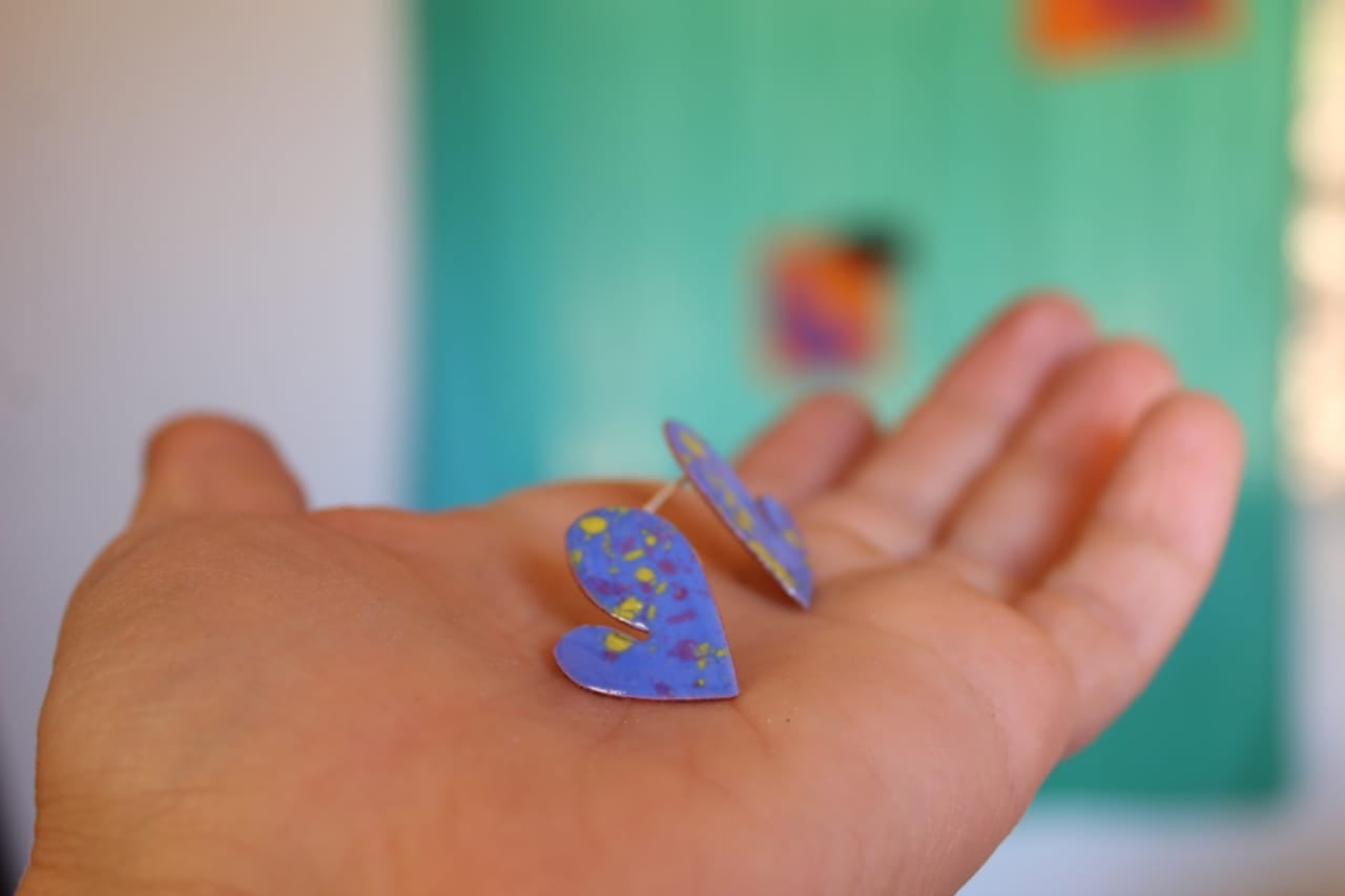 Aros corazón pegados a la oreja