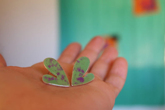 Aros corazón pegados a la oreja