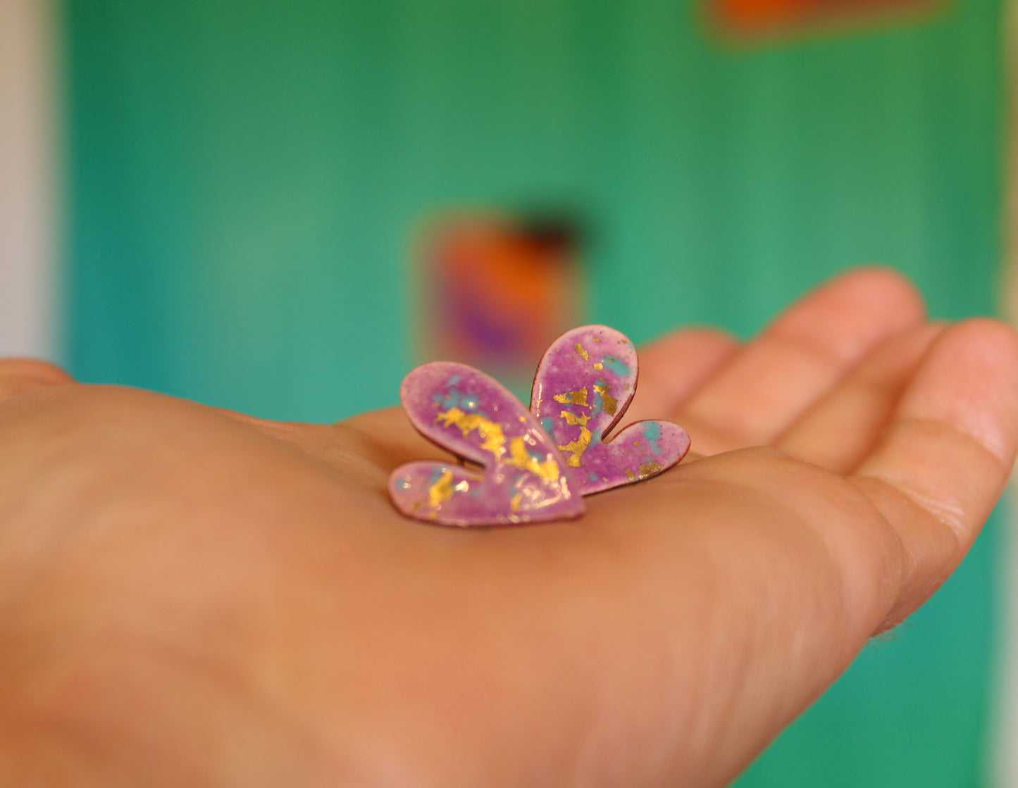 Aros corazón pegados a la oreja