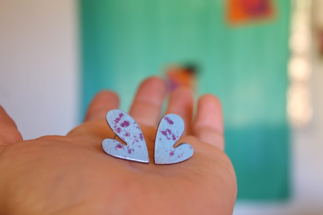 Aros corazón pegados a la oreja