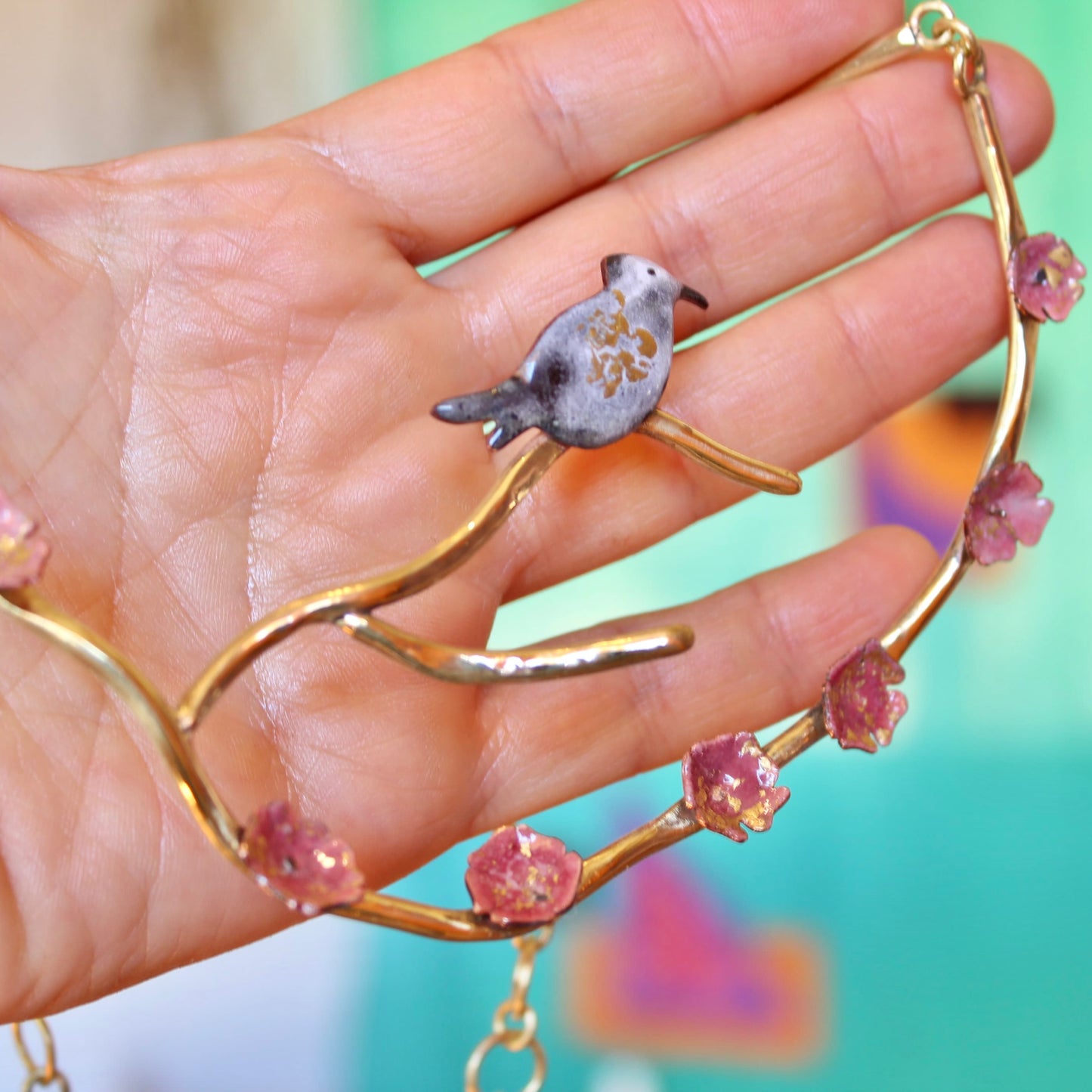 Collar tenca y flor patita de guanaco.