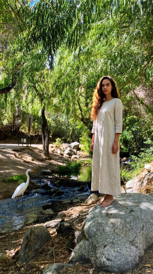 Mujer en el rio claro del valle de elqui y una garza