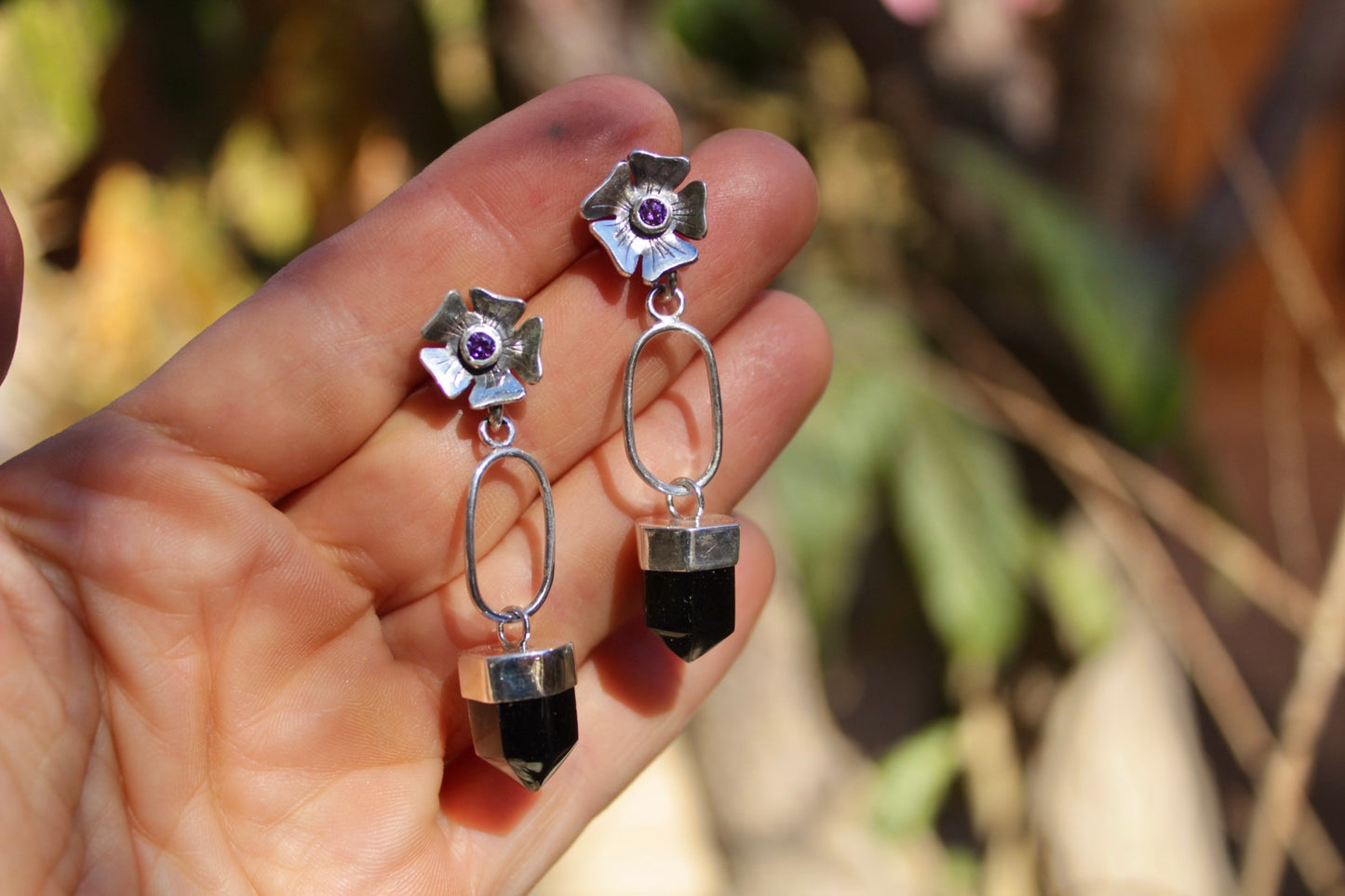 Aros Patita de Guanaco – Plata 950 y amatista o obsidiana| Joyería inspirada en la flora del Valle de Elqui