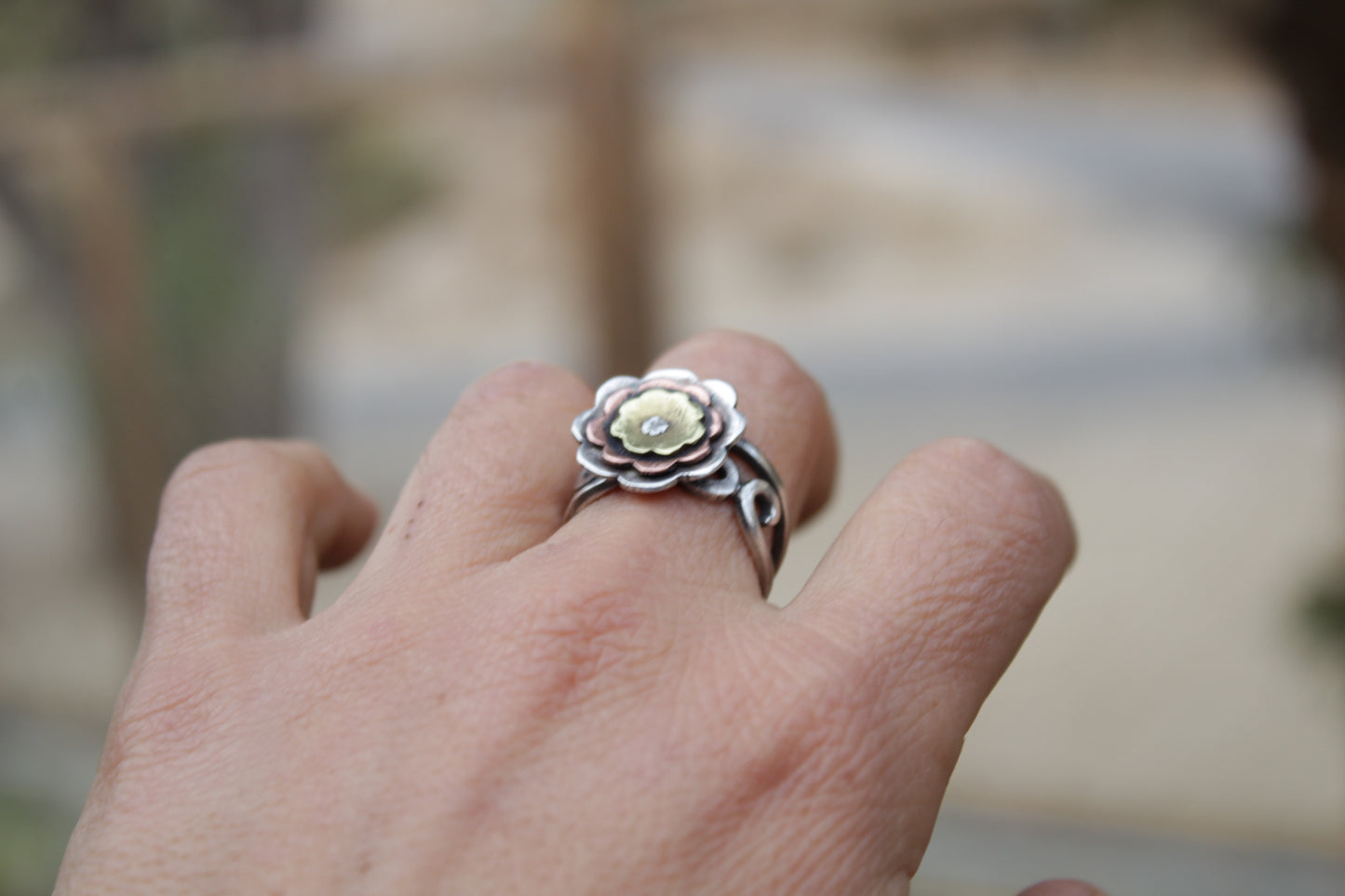 Anillo Flor de Forja en Plata 950, cobre y Bronce | Joyería Artesanal Chilena