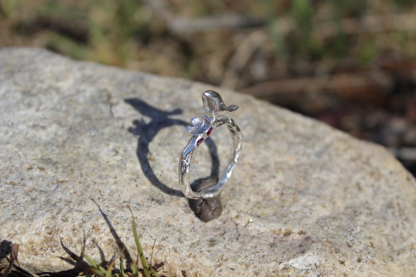 Anillo de plata 850 ave y flor con circones. Hecho a mano.