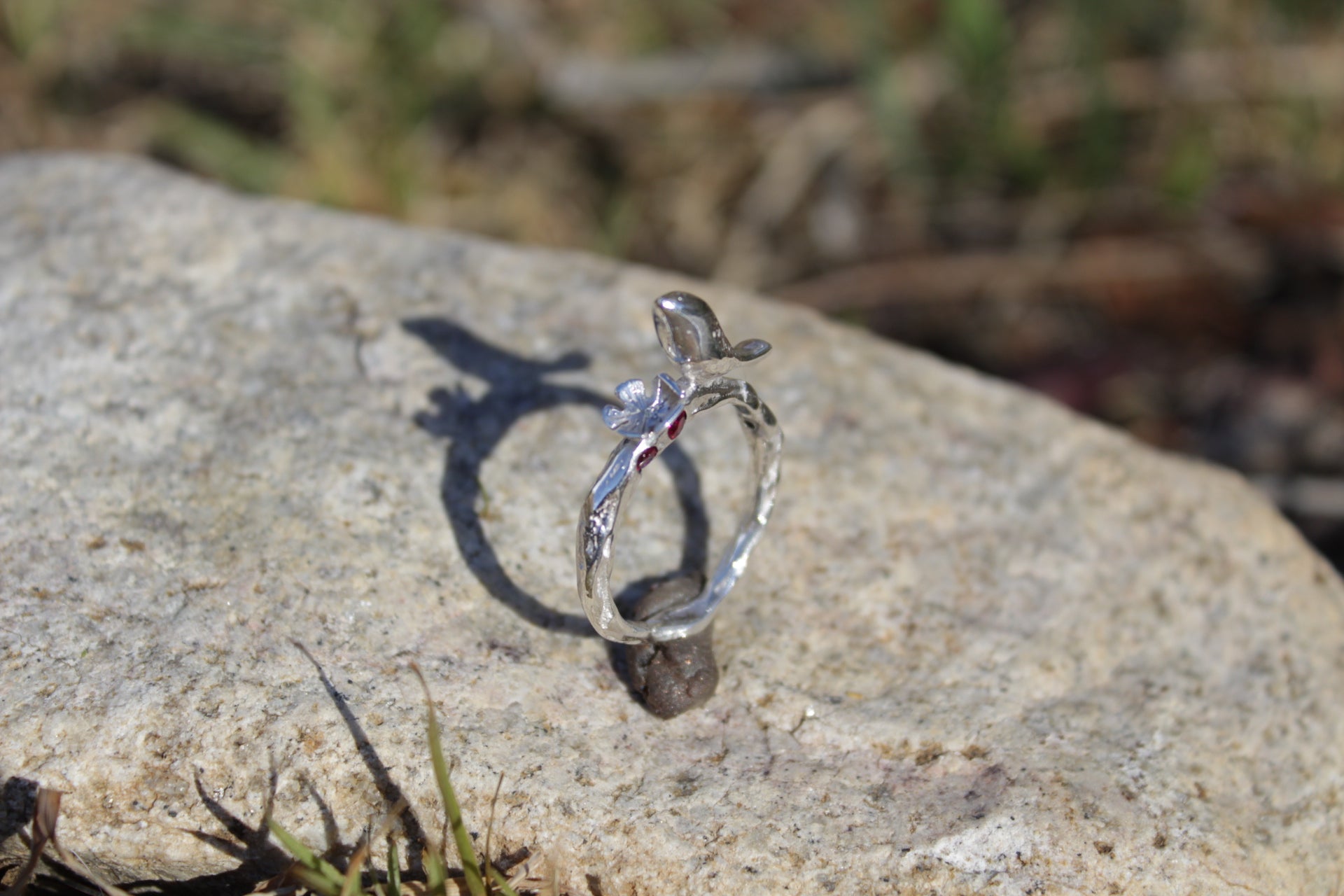 Anillo de plata 850 ave y flor con circones. Hecho a mano.