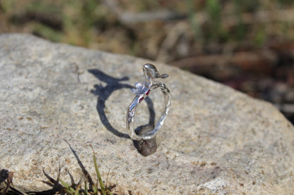 Anillo de plata 850 ave y flor con circones. Hecho a mano.