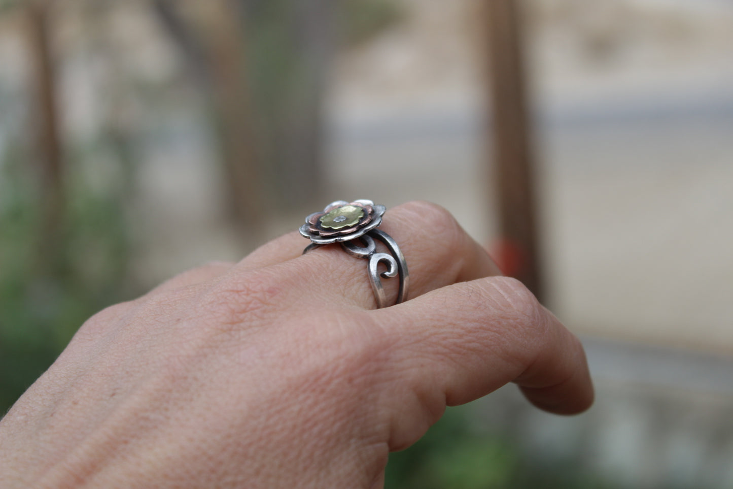 Anillo Flor de Forja en Plata 950, cobre y Bronce | Joyería Artesanal Chilena