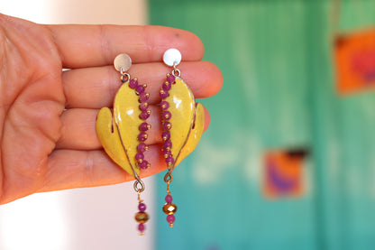 Aros Cactus Corazón de cobre esmaltado al fuego hechos a mano en Chile. Color amarillo con ágatas lila.