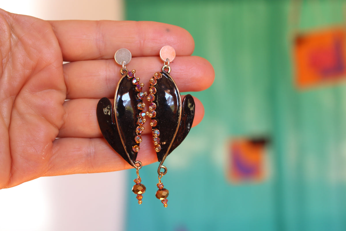 Aros Cactus Corazón de cobre esmaltado al fuego hechos a mano en Chile. Color negro con cristales rosa.