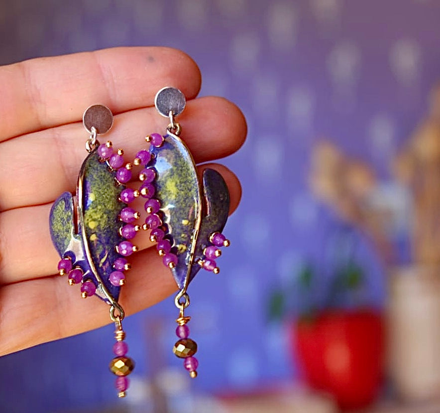 Aros Cactus Corazón de cobre esmaltado al fuego hechos a mano en Chile, color azul con amarillo y ágatas lilas por ambos lados.