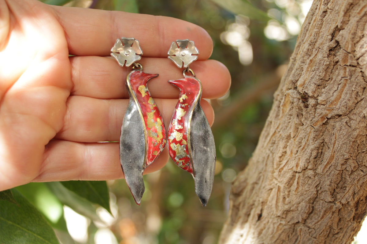 Flor de plata, Loica de cobre esmaltado al fuego por ambos lados, bronce y oro. 