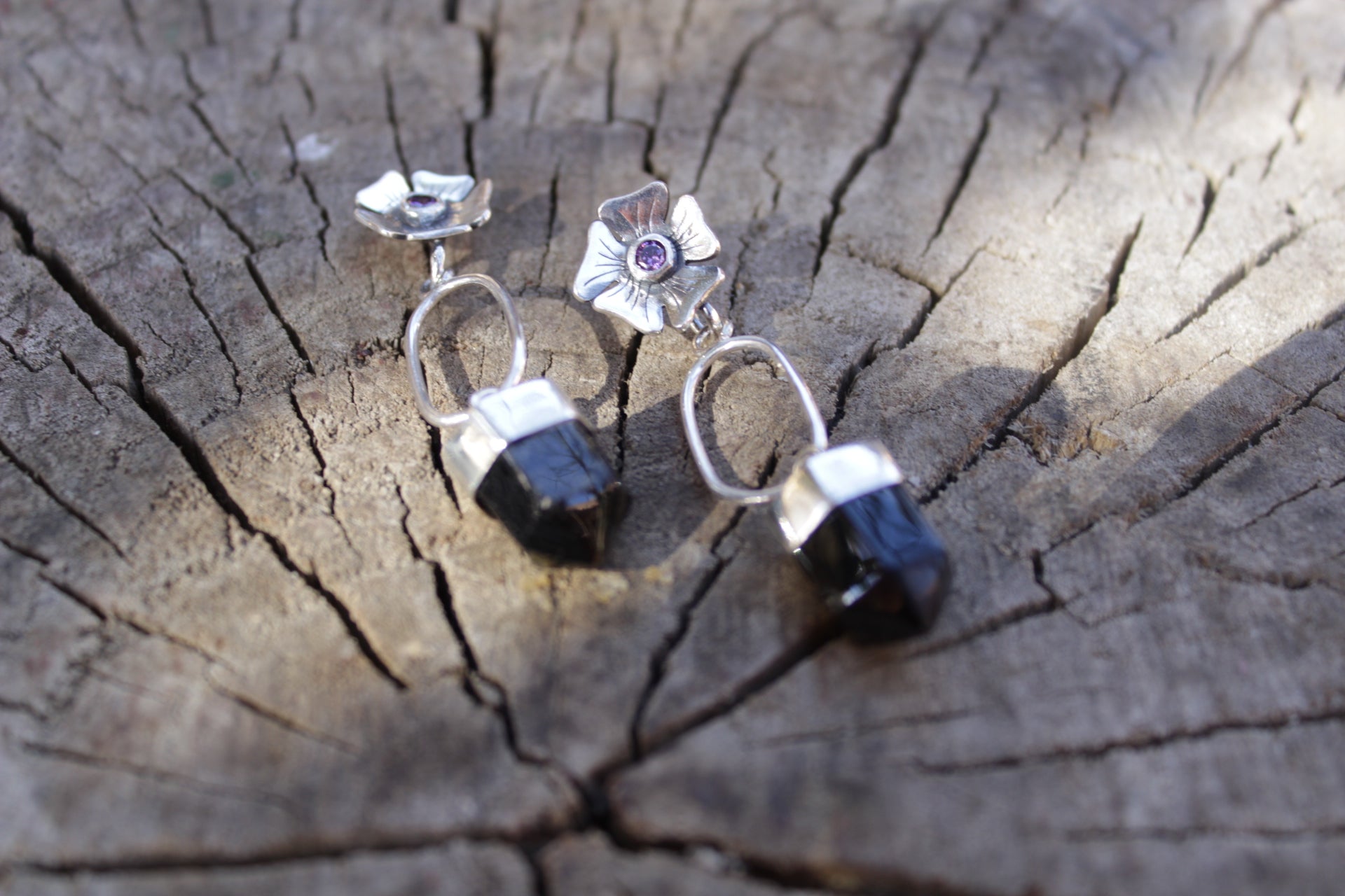 Aros Patita de Guanaco en plata 950 con amatista y obsidiana, joyería artesanal hecha a mano en el Valle de Elqui, Chile.