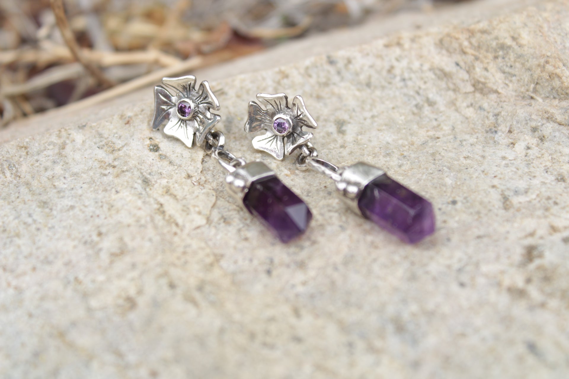 Aros Patita de Guanaco en plata 950 con amatista natural, joyería artesanal hecha a mano en el Valle de Elqui, Chile.