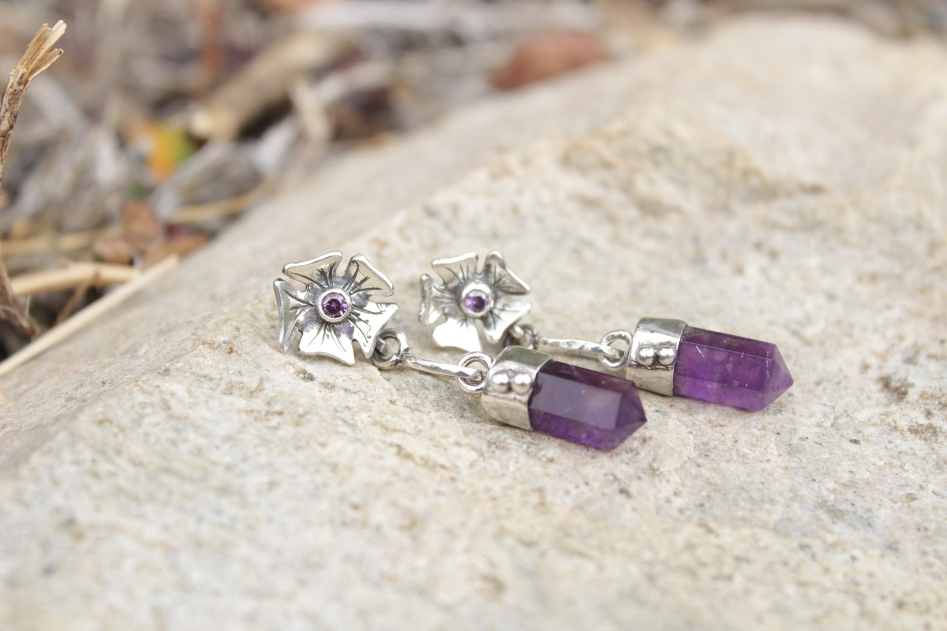 Aros Patita de Guanaco en plata 950 con amatista natural, joyería artesanal hecha a mano en el Valle de Elqui, Chile.