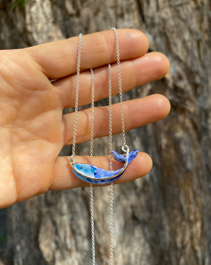 Collar Ballena de plata y cobre esmaltado al fuego hecho a mano en Chile
