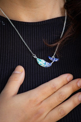 Collar Ballena de plata y cobre esmaltado al fuego hecho a mano en Chile