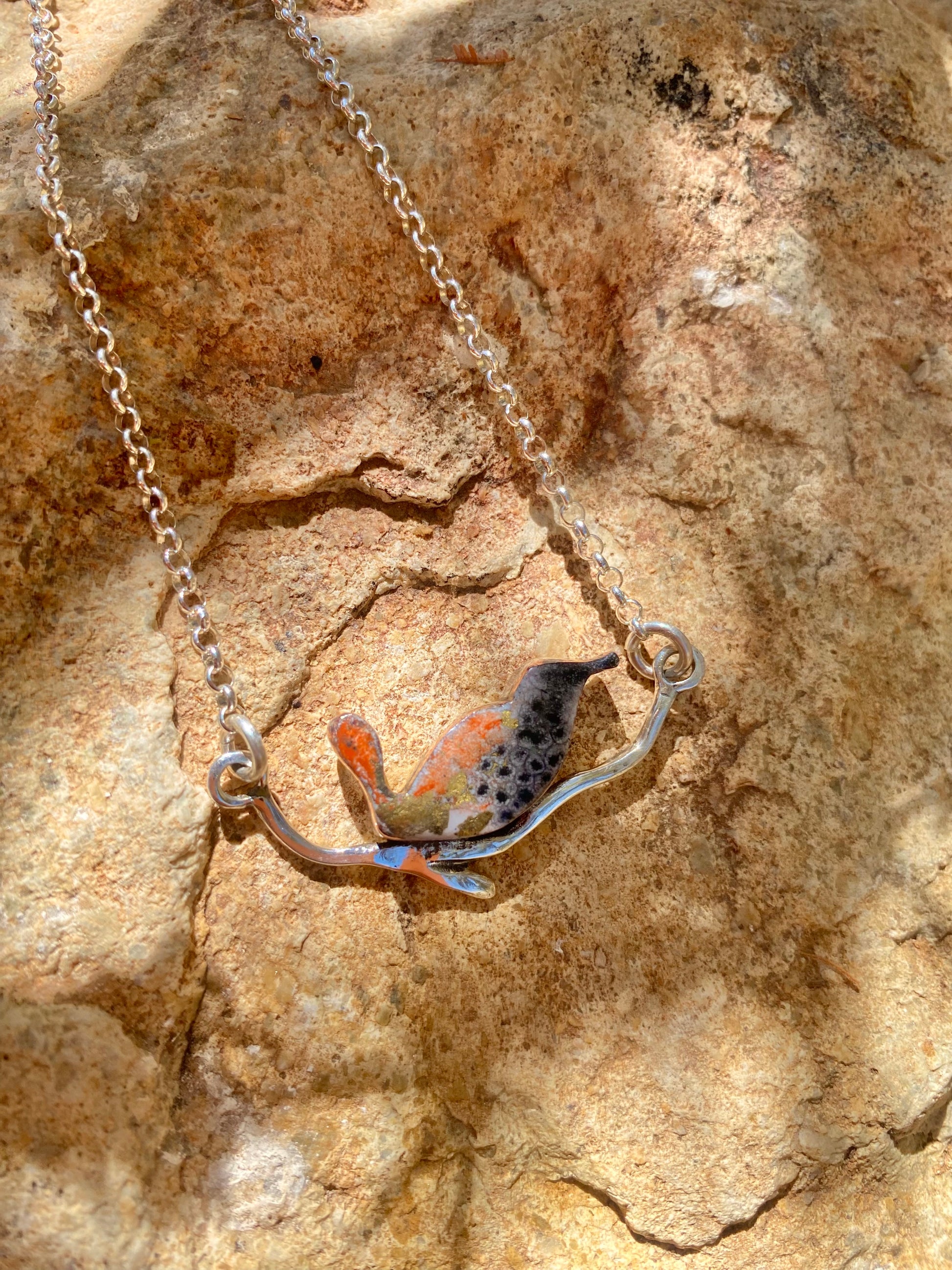 Collar Tococo de plata y cobre esmaltado al fuego, joya artesanal hecha a mano en Chile, inspirada en las aves y paisajes del Valle de Elqui.