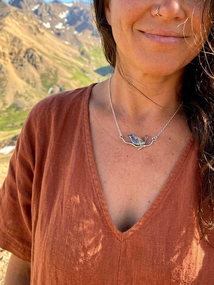 Collar Tococo de plata y cobre esmaltado al fuego, joya artesanal hecha a mano en Chile, inspirada en las aves y paisajes del Valle de Elqui.
