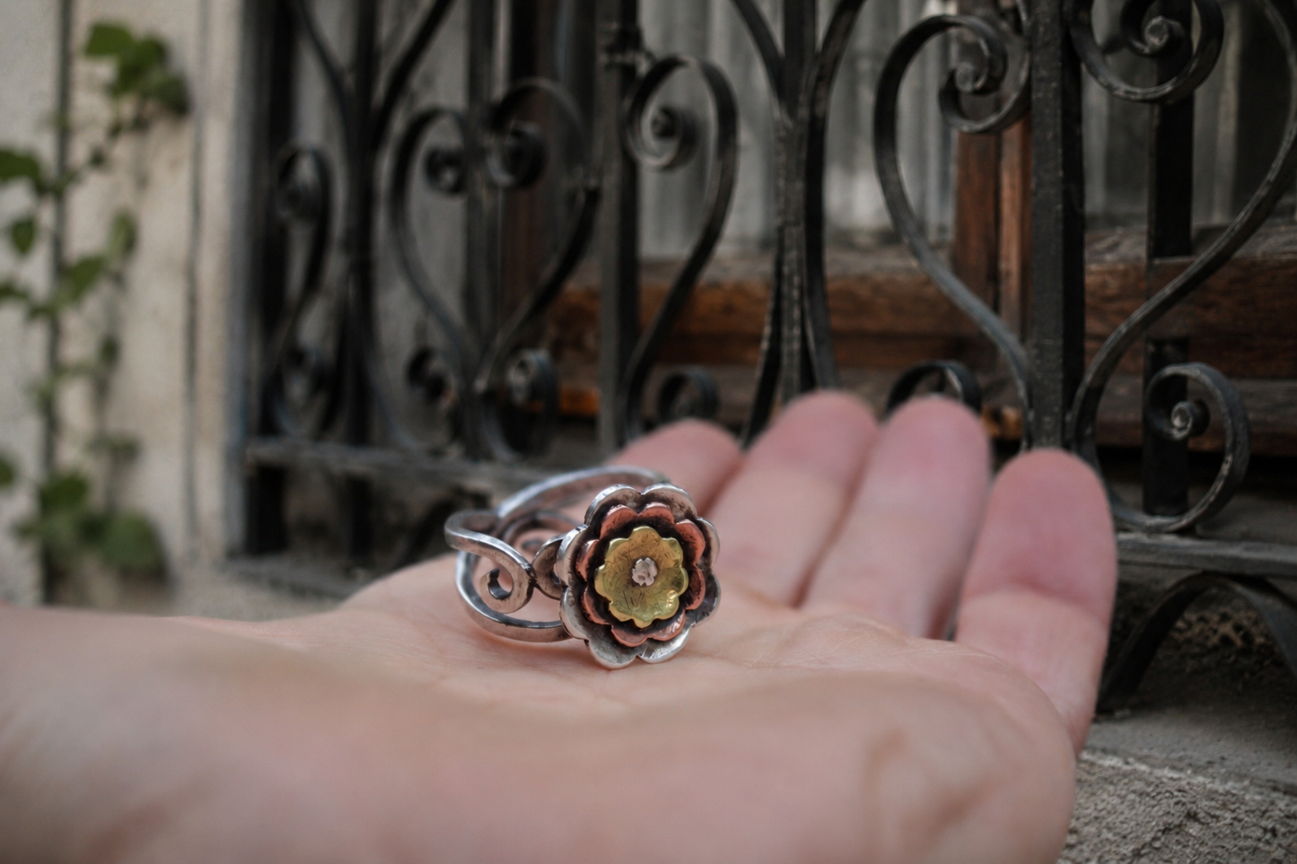 Anillo Flor de Forja en Plata 950, cobre y Bronce | Joyería Artesanal Chilena