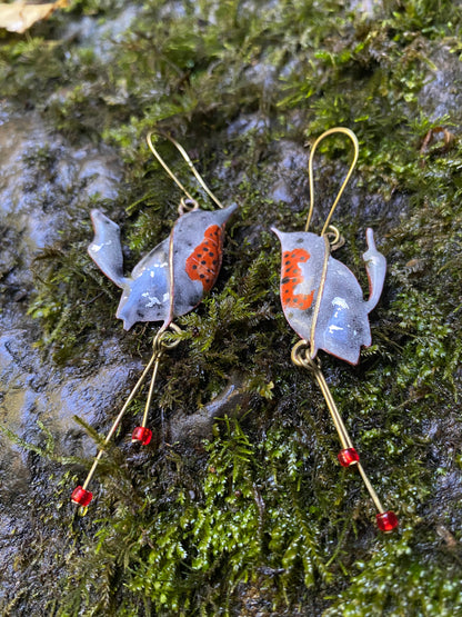 Aros Chucao de Cobre Esmaltado al Fuego y Plata – Aros de Ave Chilena Hechos a Mano – Joyería Artesanal Inspirada en la Naturaleza de Chile