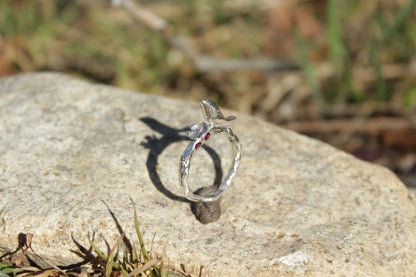 Anillo de plata 850 ave y flor con circones. Hecho a mano.