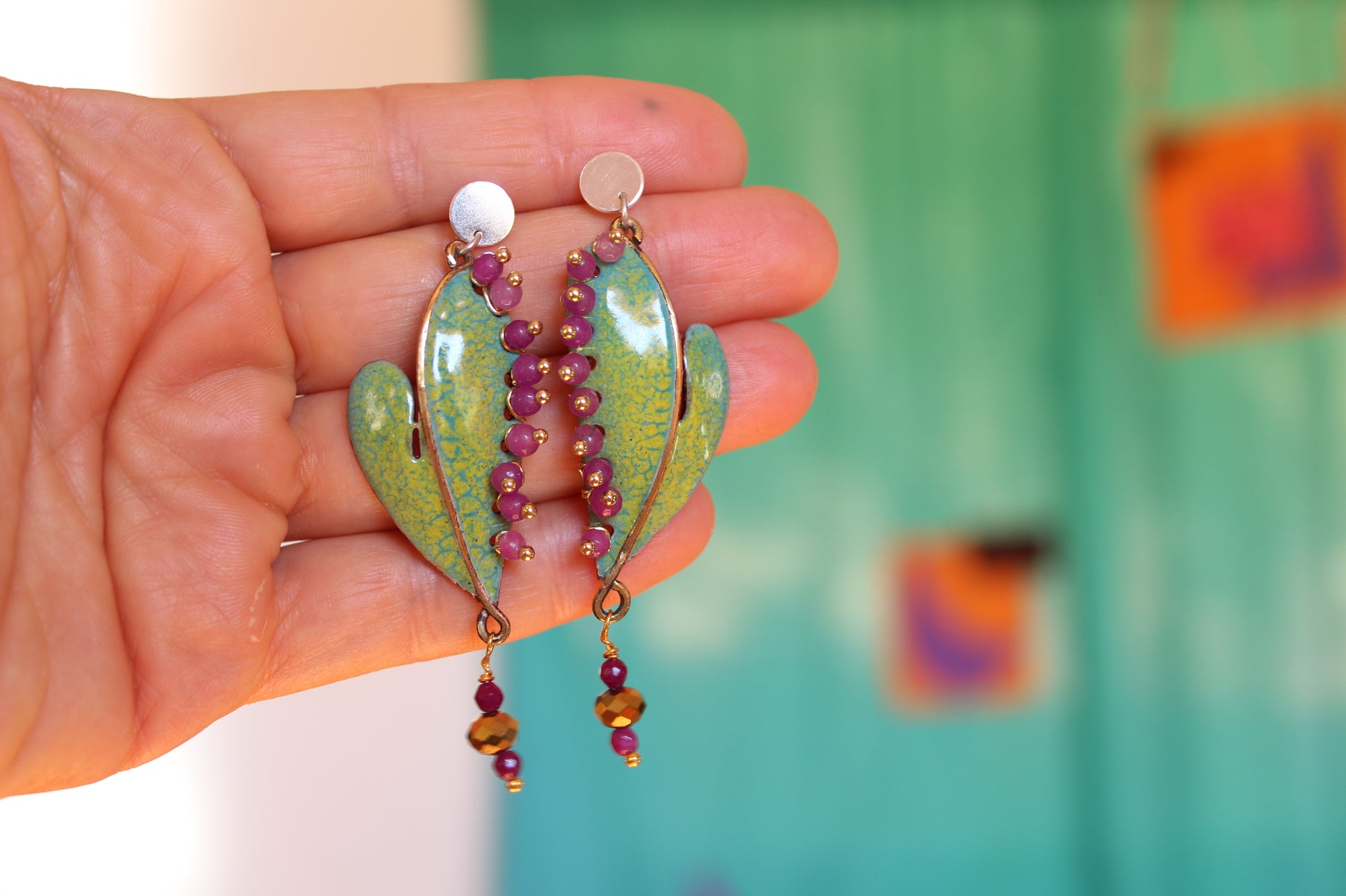Aros Cactus Corazón de cobre esmaltado al fuego hechos a mano en Chile. Color verde con ágatas lilas.